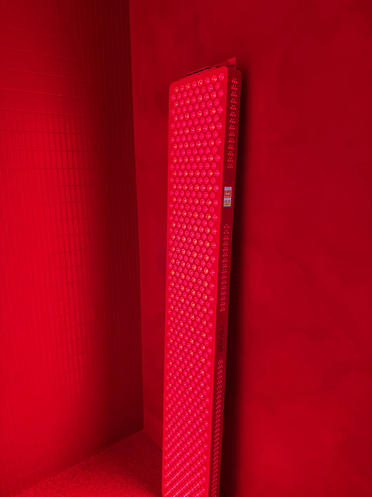 Le panneau de lumière rouge dans une suite Éclat