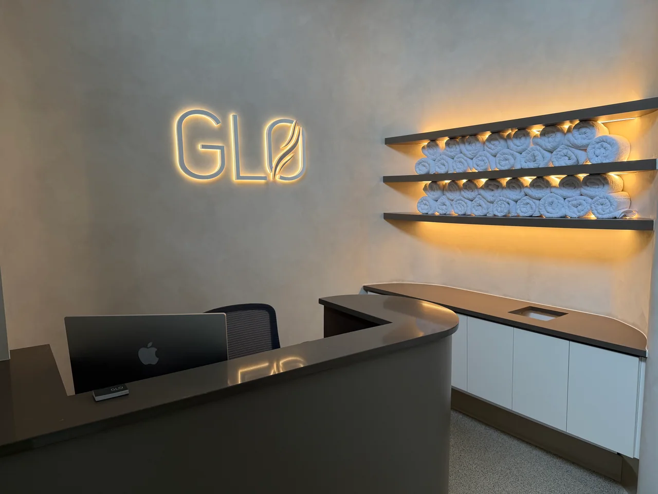 L’accueil GLØ, son enseigne lumineuse et ses serviettes